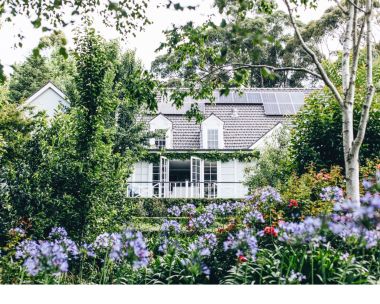 A bouquet of beautiful blooms envelops this lush garden in NSW’s Southern Highlands