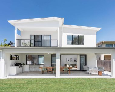 uma-on-werri-coastal-style-home-exterior