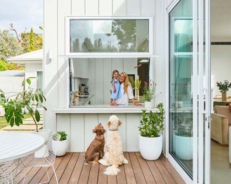 真人娱乐场平台，金刚旗下提供百金蛇纳福刮刮乐、真人直播、弹珠赛道、实时赛事资讯更新 outdoor-deck-kitchen-servery-window