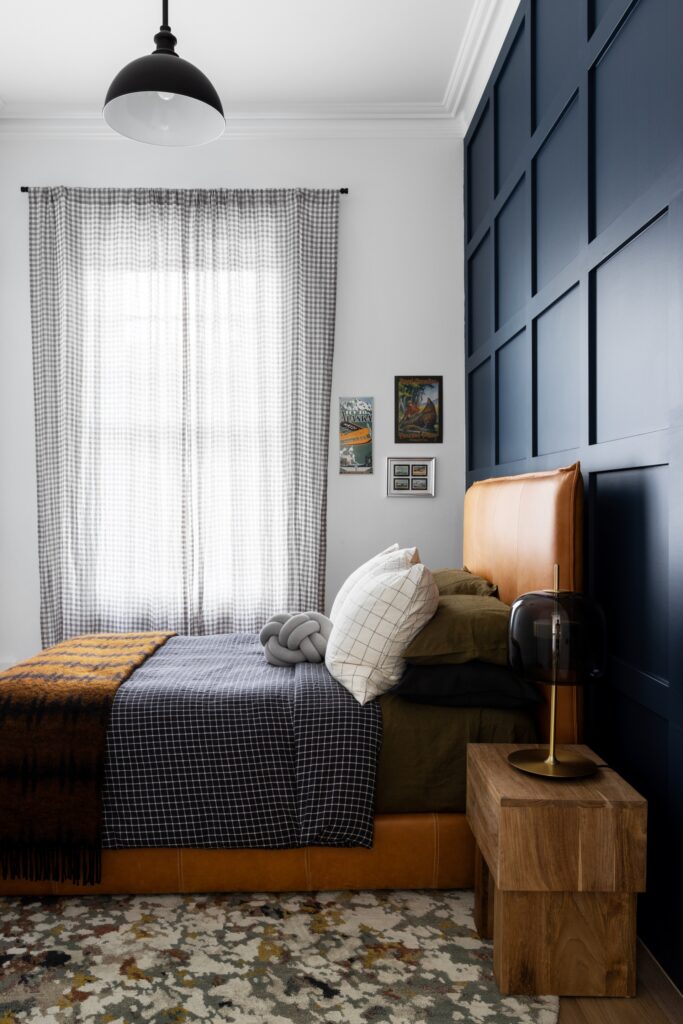 simon-whitbread-mosman-modern-federation-waitscotting-bedroom-navy-hbb_raglan_030