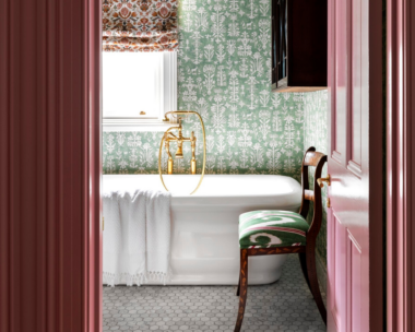 anna-spiro-wallpapered-bathroom-english-style